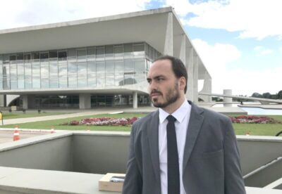 Computador da Abin é apreendido com Carlos Bolsonaro, diz PF