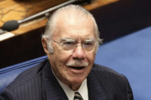 Ex-presidente José Sarney tem fraturas após sofrer queda em Brasília