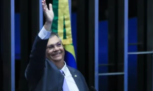 Eleito para oito anos ao Senado, Flávio Dino passa menos de um mês no cargo; que decepção!
