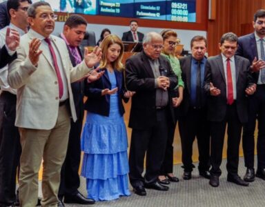 Arcebispo de São Luís visita Assembleia e convida deputados para a festa de Corpus Christi em São Luís