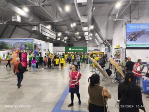 Imagem do dia: Bolsonaristas já estão no aeroporto de São Luís esperando a chegada de Bolsonaro