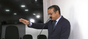 Em menos de 24h, Inaldo Pereira nomeia esposa como secretária em Paço