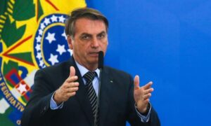 Ao som de Pabllo Vitar, Bolsonaro ironiza matéria do UOL que tenta ligá-lo a Maduro