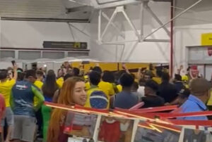 Recebido por apoiadores, Bolsonaro desembarca em São Luís para campanha com Yglésio