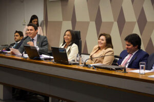 Eliziane Gama e Famem reúnem dezenas de prefeitos em Brasília