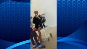 Mulher em situação de rua é agredida brutalmente por dois homens em Caxias