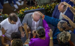 PT quer carta aberta aos evangélicos; Lula resiste…