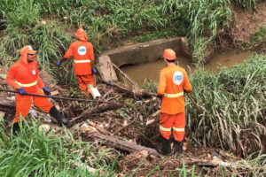 Equipes de Limpeza atuam em drenagem na BR-010 em Imperatriz
