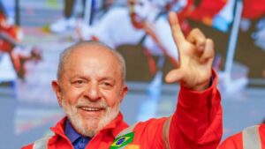 Faltou um barril de óleo de peroba!!! Lula, como um encantador de serpentes, agora diz que é pobre… Só pode ser muita sacanagem!!!