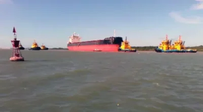 Navio carregado de bauxita desencalha após ficar seis dias preso no litoral do Maranhão
