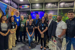 Ministra Luciana Santos visita stand da Fapema na SBPC