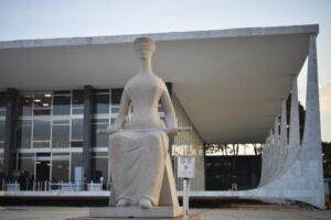 É brincadeira!!! O Judiciário mais caro do universo