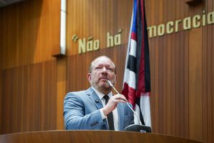 Othelino Neto pede regime de urgência para projetos que reajustam salários do TCE e MPE