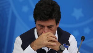 Bolsonaro agora tenta isolar Mandetta para forçar saída do ministro