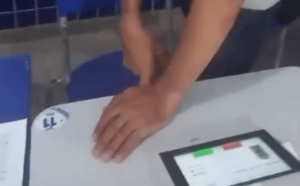 Eleitora que filmou adesivo em seção pode ter cometido crime eleitoral