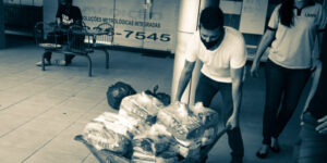 Artistas fazem live para arrecadar alimentos para profissionais da música