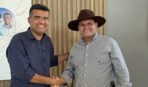 Com apoio de Lahesio Bonfim, Paulo Lira inicia campanha em Açailândia