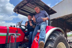 Pedro Lucas entrega trator agrícola para o município de Arari