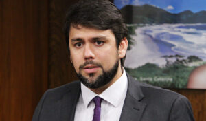 Pedro Lucas se posiciona contra cobrança abusiva de cheque especial