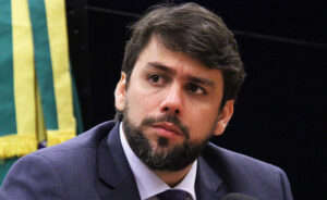Bolsonaro aprova, mas desfigura lei de Pedro Lucas sobre máscaras
