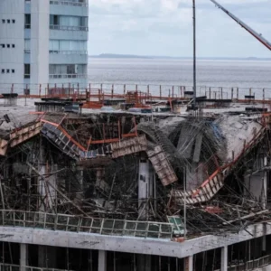 Laje de prédio em construção cede na Península