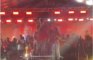 Rubens Jr. enquadra Juscelino durante comício: “Investigado por corrupção”