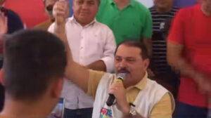 Ajoelhado, Rubens Pereira evoca Deus durante ato político em Matões