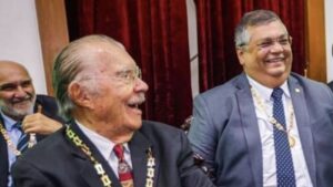 Dino mira no futebol e acerta a política