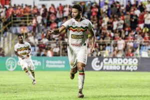 Bruno Baio marca dois, Sampaio vira e conquista primeira vitória