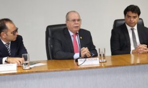 Corpo de Bombeiros investiga origem de incêndio que atingiu lojas no Centro de São Luís
