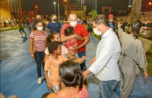 Edivaldo Jr. e Roberto Costa entregam praças da Macaúba e do Lira