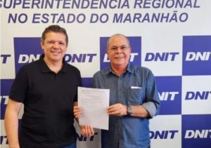 Hildo Rocha entrega cópia da lei 14.426 de sua autoria ao superintendente João Marcelo e elogia trabalho realizado pelo Dnit na BR 222, no trecho Itapecuru- Chapadinha