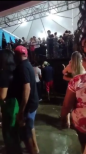 Deputado do MA joga dinheiro para a população em festa
