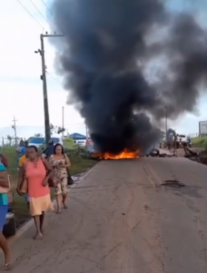 Vídeo: Manifestantes interditam MA-014 entre Viana e Matinha
