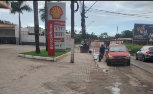Fred Campos bloqueia trecho de estrada em Paço do Lumiar para sua construtora recuperar acesso a posto de combustíveis da sua família