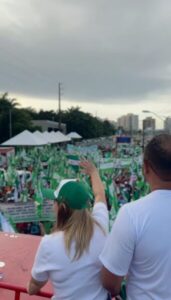 Iracema recebe trabalhadores rurais em frente a Assembleia
