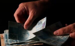 E mundo voltou a acreditar no Brasil!!! Rombo bate recorde e atinge R$ 1,1 trilhões sob Lula, o maior déficit desde 2002