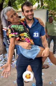 Imagens que mostram a simplicidade autêntica de Gentil Neto, enquanto seu adversário sempre arrogante… Eis ai um dos fatores que fez a diferença!!!