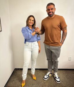 Thay Evangelista manteve uma conversa amistosa com Paulo Victor…