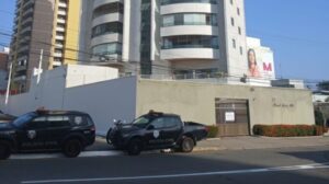 Vídeo: policiais da Seic deixam endereço do irmão do prefeito Braide após apreensão de documentos