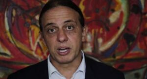 Prefeito reeleito de Graça Aranha faz vídeo mostrando dinheiro que ganhou com apostas eleitorais