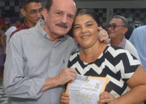 Prefeito dr. Julinho entrega títulos de propriedade para famílias de Ribamar