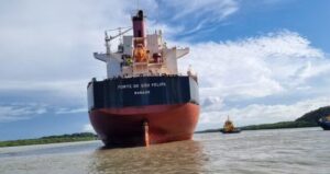 Navio brasileiro encalha no canal de acesso ao porto da Alumar em São Luís