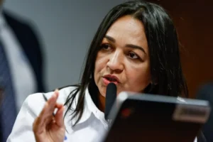 Congresso banca mestrado para Eliziane na faculdade de Gilmar Mendes