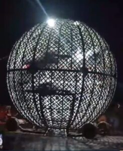 Motoqueiros sofrem acidente no ‘Globo da Morte’ do Circo Kroner, em São Luís