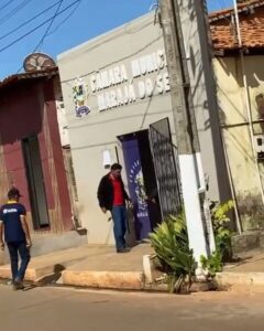 Vereador arromba Câmara Municipal de Marajá do Sena a marteladas