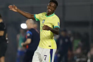 Brasil joga mal, perde para o Paraguai e leva olé em Assunção