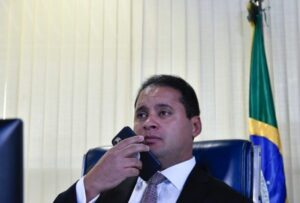“Tem que procurar quem tem mais dinheiro”, diz Weverton sobre aproximação com governo Bolsonaro