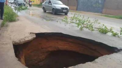 Buraco na pista exige atenção de condutores e pedestres na Estrada da Maioba