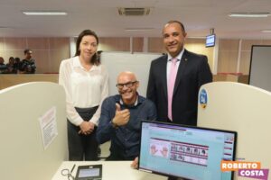 Roberto Costa acompanha primeira emissão do RG que inclui prioridade aos diabéticos